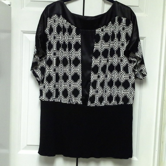 Roam New York Tops - Black and White GEO Circles Top Size 2X